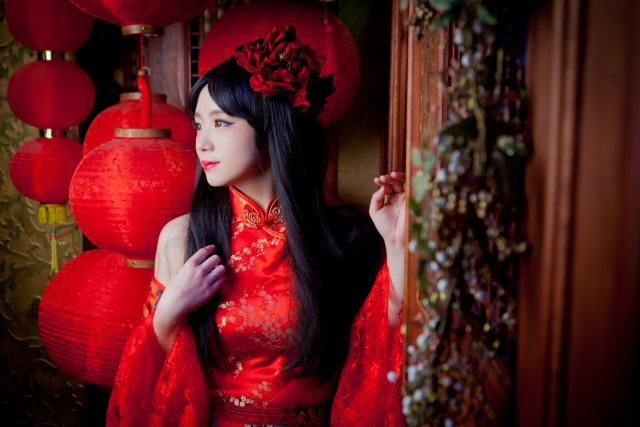 チャイナドレスの女性